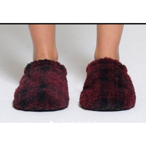 Skims Fleece Unisex Slippers - Picture 2 of 7